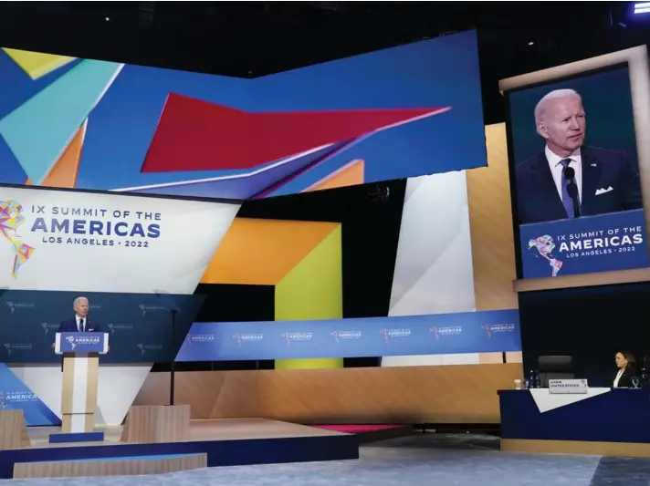 ?? ?? ► Joe Biden habla mientras la vicepresid­enta Kamala Harris observa durante la sesión de apertura de la Cumbre de las Américas.