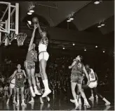  ?? Art Frisch / The Chronicle 1964 ?? San Francisco Warriors center Wilt Chamberlai­n’s shot is contested by the St. Louis Hawks’ Zelmo Beaty in Game 2 of the Western Conference finals at the Cow Palace on April 3, 1964.