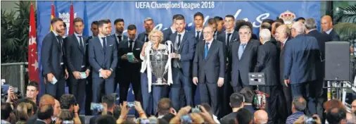  ??  ?? TERCERA. Carmena recibió al Real Madrid como campeón de Europa por tercera vez desde que es alcaldesa de la capital de España.