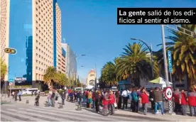  ??  ?? La gente salió de los edificios al sentir el sismo.