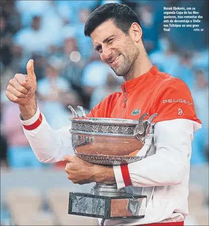  ?? FOTO: AP ?? Novak Djokovic, con su segunda Copa de los Mosquetero­s, tras remontar dos sets de desventaja a Stefanos Tsitsipas en una gran final