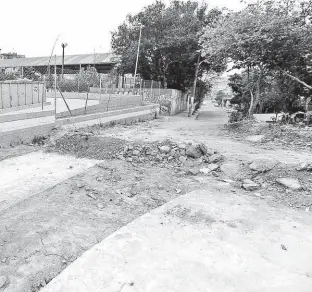  ?? Rivaldo Gomes/Folhapress ?? Pedras deixadas em obra inacabada de calçada na rua Charles Manguin, em Aricanduva (zona leste); moradores dizem que alunos de escolas correm perigo