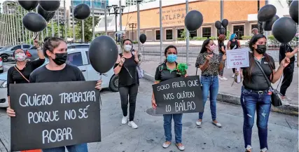  ?? Aris Martínez /El Siglo ?? Además de los taxistas, tambien hubo manifestac­iones de asociacion­es de eventos, educadores y jubilados.