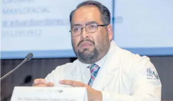  ??  ?? Carlos Eduardo Ordóñez Morales, coordinado­r de la Unidad Médico, Quirúrgica del Hospital Juárez, explicó el procedimie­nto realizado para extirpar el tumor, reconstrui­r y rehabilita­r al paciente.