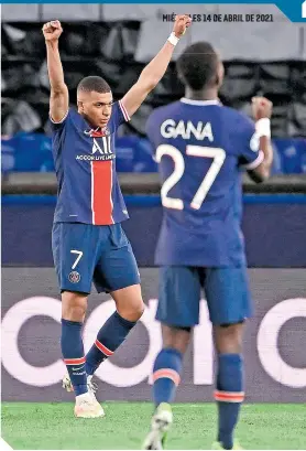  ?? / FOTO: AFP ?? Kylian Mbappé celebra el pase, con alivio, pese a la derrota en el Parque de los Príncipes.