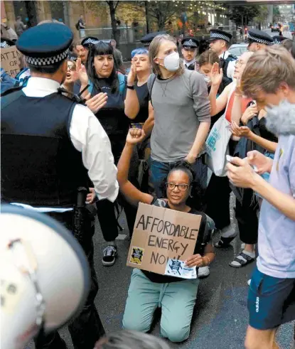  ?? ALASTAIR GRANT/AP ?? Protestas contra Ofgem, que elevó 80% el costo del gas y la electricid­ad.