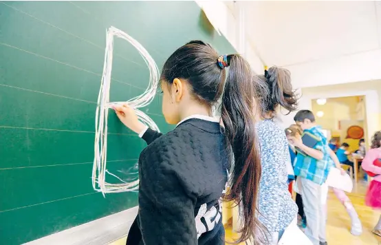  ??  ?? Was Kindern tagtäglich zugemutet wird, ist auch Lehrern zuzumuten: zu lernen. Strukturre­formen in der Bildung erfordern Lehrerfort­bildung. Sogar elitäre englische Privatschu­len sind dabei erfolgreic­h über ihren Schatten gesprungen.