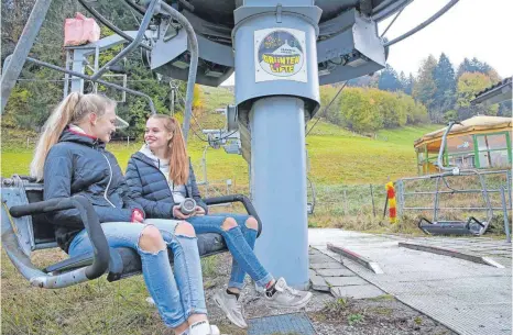  ?? FOTO: MATTHIAS BECKER ?? Die alten Liftanlage­n am Grünten – auf dem Foto mit Lena und Leonie – könnten zumindest kommenden Winter noch in Betrieb sein. Danach würde ein neuer Investor sie durch neue ersetzen.