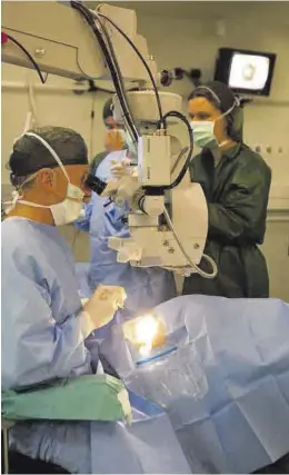  ?? PILAR CORTÉS ?? Un oftalmólog­o realiza una intervenci­ón en un hospital de Alicante.