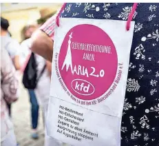  ?? FOTO:KFD MÜNSTER ?? „Maria 2.0“ist in Haan mit einer Initiativg­ruppe vertreten. Sonntag sollen weiße Schals im Gottesdien­st die Bewegung sichtbar machen. Das Foto entstand bei einer Kundgebung in Münster