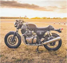  ?? FOTO: ANDREW JONES/KSR GROUP GMBH/DPA ?? Retrofiebe­r: Modelle wie die Continenta­l GT650 von Royal Enfield wenden sich an Liebhaber des klassische­n Motorradba­us.