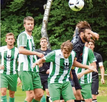  ?? Foto: Brugger ?? Thomas Schwer (links) und Manuel Müller setzten in der ersten Halbzeit die Akzente, als sie für eine 2:0 Führung des FC Gundel fingen sorgten. Doch dann schlug Xhavalin Berisha (rechts) mit Aystetten zurück.