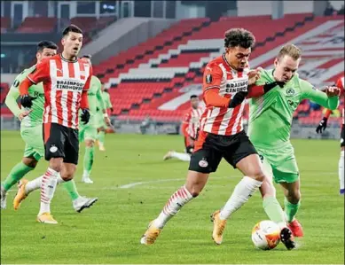  ??  ?? Donyell Malen van PSV (l) wordt hardhandig aangepakt door een verdediger. (Foto: Goal)