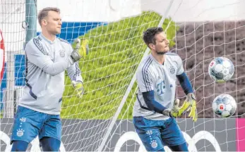  ?? FOTO: PETER KNEFFEL/DPA ?? Diesmal der Leidtragen­de der Enthüllung­en: Torwart Manuel Neuer (li.), hier mit Sven Ulreich.