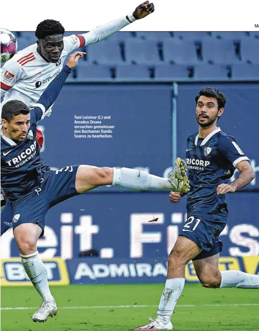  ??  ?? Toni Leistner (l.) und Amadou Onana versuchen gemeinsam den Bochumer Danilo Soares zu bearbeiten.