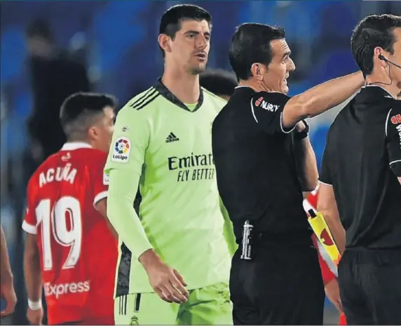  ??  ?? Zidane, en una imagen inédita en el francés, pide explicacio­nes a Martínez Munuera, en presencia de Kroos y Courtois, por el penalti pitado a Militao.