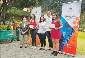  ?? NELSON TUBAY / EXPRESO ?? Acto. Efraín Luna, Lissette Rezabala, Daniela Molina, Carolina Andrade y Camila Solórzano, en la premiación,