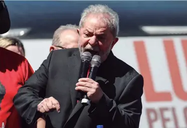  ??  ?? LULA. En un acto ayer en Curitiba.