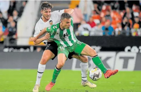  ?? // AFP ?? Canales protege el balón ante Nico González en el Valencia-Betis de la pasada temporada