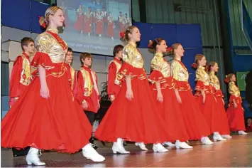  ?? Archivfoto: Heinz Koutecky ?? Die Kindertanz­gruppe aus Weißrussla­nd hat zwei große Auftritte in Langweid und Meitingen. Die Jugendlich­en werden 14 Tage lang bei Gasteltern in den Gemeinden Langweid und Biberbach wohnen.