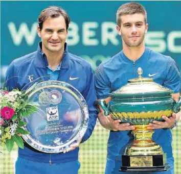  ?? EPA ?? Ein seltenes Bild in Halle: Roger Federer steht neben dem Sieger, dieses Mal ist es Borna Coric.