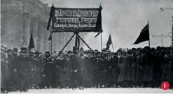  ??  ?? 1 Une des rares photos de la révolution d’Octobre : trois gardes rouges dans une rue de Petrograd.
2 Manifestat­ion en février 1917, à Petrograd. Sur la bannière : « Longue vie à la République démocratiq­ue etàl’Assemblée constituan­te ».