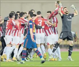  ?? FOTO: MANEL MONTILLA ?? Txapelduna­k!
Los rojiblanco­s festejan el título de la Supercopa