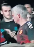  ??  ?? Mourinho ni miró a Bale.