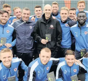  ??  ?? SUPPORT Gary with Raith Rovers manager Barry Smith and members of the team