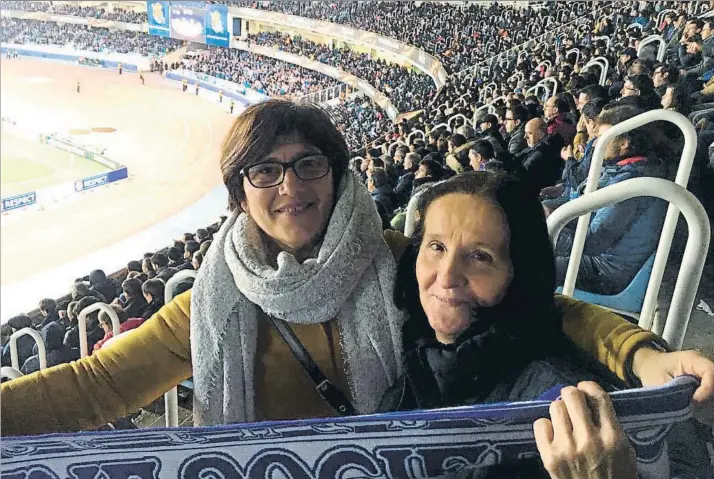  ?? FOTO: Á.L. ?? Ana Begoña Losa, a la derecha, posa junto a otra aficionada de la Real, durante el partido de la Real ante el Zenit