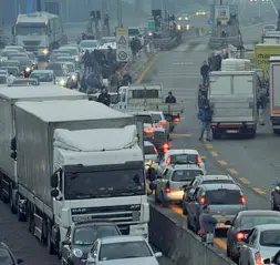  ??  ?? Smog Camion e automobili incolonnat­e