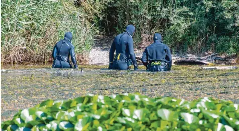  ?? Foto: Peter Kneffel ?? Seit Monaten werden eine Frau und ihre Tochter aus München vermisst. Taucher der Polizei suchten im vergangene­n Sommer in einem Baggersee nach ihren Leichen. Bisher aber fehlt von den beiden jede Spur.