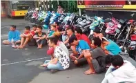  ?? ADI WIJAYA/JAWAPOS ?? JANGAN ULANGI: Para pembalap liar dikumpulka­n di Mapolres Gresik beserta motor mereka. Dua orang ternyata bawa senjata tajam.