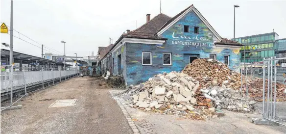  ?? FOTOS: CHRISTIAN FLEMMING ?? An der Seite des ehemaligen Reutiner Bahnhofsge­bäudes türmen sich Erde und Ziegel: Die Abbrucharb­eiten sind schon in vollem Gange.