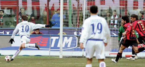  ??  ?? Flash Thomas Locatelli segna a San Siro: è il 2005, il Bologna torna a battere il Milan a Milano 41 anni dopo il successo del 1964, decisivo nella corsa al settimo scudetto