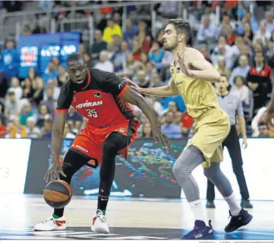  ?? ANTONIO L. JUÁREZ / PHOTOGRAPH­ERSSPORTS ?? Ndoye busca el cuerpo a cuerpo ante Satoransky.