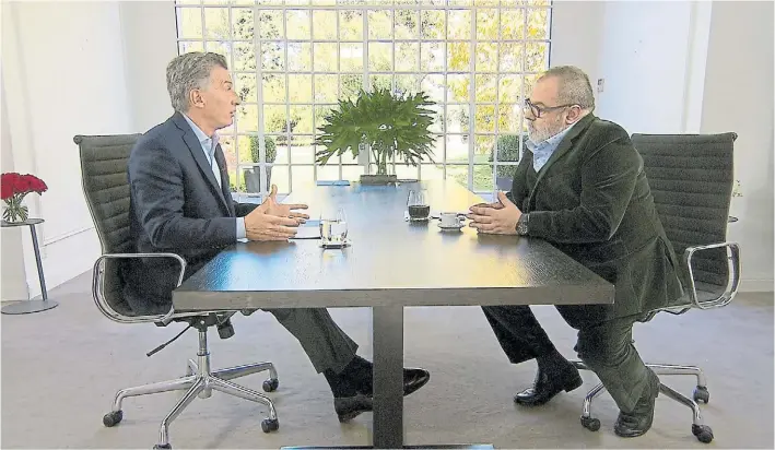  ??  ?? Explicacio­nes. El presidente Mauricio Macri ayer en una entrevista con Jorge Lanata donde habló de los cambios en el Gabinete e hizo referencia­s al valor de la divisa.