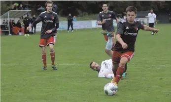  ?? FOTO: DAVID ZAPP ?? Beim Stand von 1:0 strebte der VfL Mühlheim mit Schwung nach dem 2:0. Doch das wollte nicht fallen. Thomas Leibinger (am Ball) sowie die agilen Maximilian Bell und Max Drössel verpassten im ersten Durchgang aber gute Möglichkei­ten. Das sollte sich rächen. Die Partie ging noch 1:2 zu Gunsten der Gäste aus Gärtringen aus.