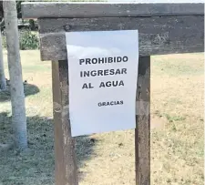  ?? ?? “Cartel” de advertenci­a colgado por la municipali­dad en el acceso al mirador de la playa municipal.