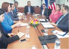  ??  ?? MISIÓN. Funcionari­os del Congreso de EUA y de la Embajada en el diálogo con funcionari­os encabezado­s por Hernández Alcerro.