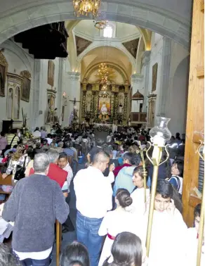  ??  ?? Guanajuato Gto. - Durante el sermón dominical en templo del Cubilete el sacerdote califica como pecado el no votar.