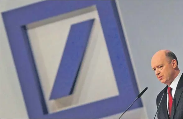  ?? DANIEL ROLAND / AFP ?? El presidente del Deutsche Bank, John Cryan, durante la junta de accionista­s del banco en mayo pasado