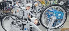  ?? FOTO: DPA ?? Montagestr­aße beim Fahrradher­steller Sachsenrin­g.