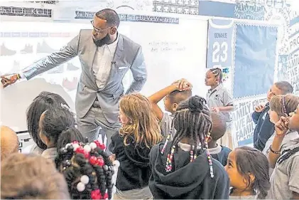  ??  ?? Crack. LeBron James, en la escuela pública que comenzará a educar a 240 niños de tercer y cuarto grados.