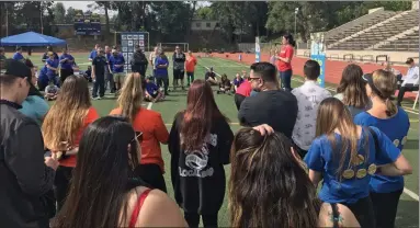  ?? Ryan Mancini/The Signal ?? Teams gather to listen to walk chair Dawnel DeRubeis ahead of the inaugural Santa Clarita Valley Out of the Darkness Campus Walk on Saturday at College of the Canyons.