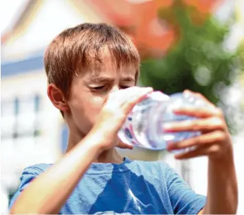  ?? Foto: Alexander Kaya ?? Wasser ist extrem wichtig bei Hitze. Der Körper verliert bei den warmen Temperatur­en viel Flüssigkei­t – besonders Ältere und Kinder sollten deshalb immer genügend Getränke bei sich haben.