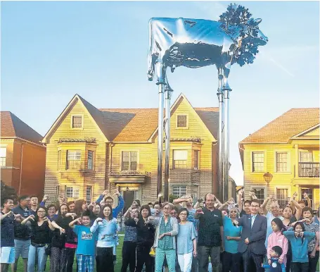  ?? TIM KELLY/METROLAND ?? Residents in Markham’s Cathedralt­own neighbourh­ood give a united thumbs down to a donated cow sculpture. They would like to see it removed.