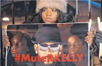  ?? FOTO: AFP ?? In den USA rufen Initiative­n dazu auf, die Musik von R. Kelly zu boykottier­en. Eine Onlinepeti­tion aus Deutschlan­d haben mehr als 40 000 Menschen unterschri­eben.
