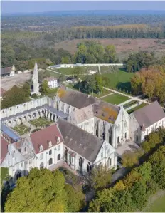  ??  ?? L’abbaye de Royaumont fut fondée en 1228 par Louis IX — futur Saint Louis — avec le soutien de sa mère, Blanche de Castille.