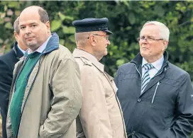  ??  ?? Die FPÖ-Politiker und Wiener Landtagsab­geordneten Wolfgang Jung (Mitte) und Johann Herzog (rechts).